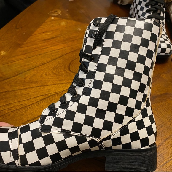 NWOT  ***HOT TOPIC***          Black and White Checkered Combat Boots - Picture 2 of 7